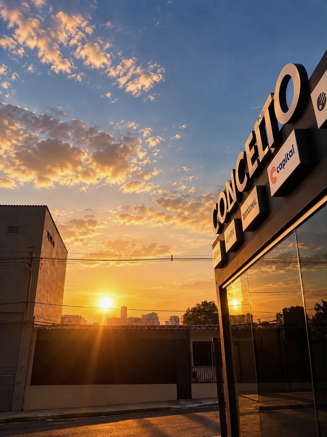 Fachada da Conceito com o letreiro no pôr do sol